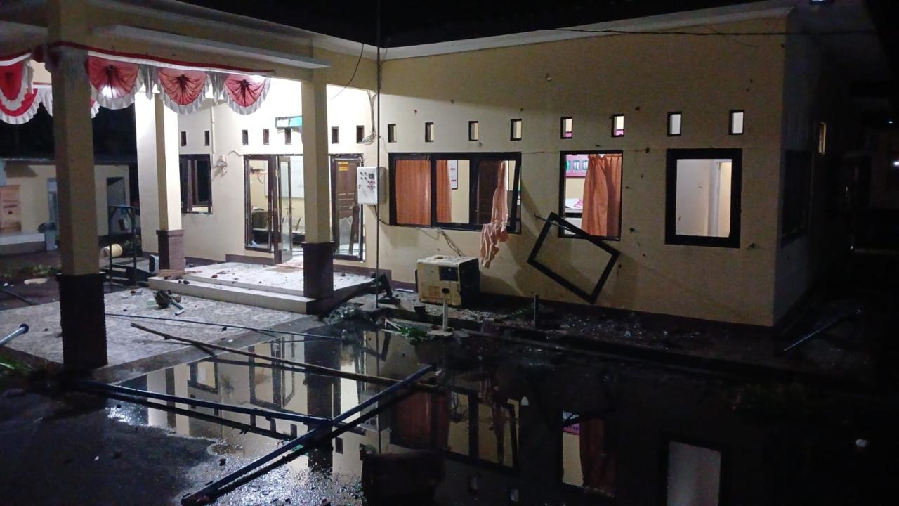 Polsek Kayangan NTB Diserang Massa, Sejumlah Motor Dibakar dan Kantor Rusak
